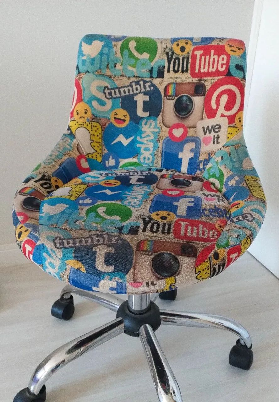 Poltrona giratória estofada com rodinhas - ótima conservação