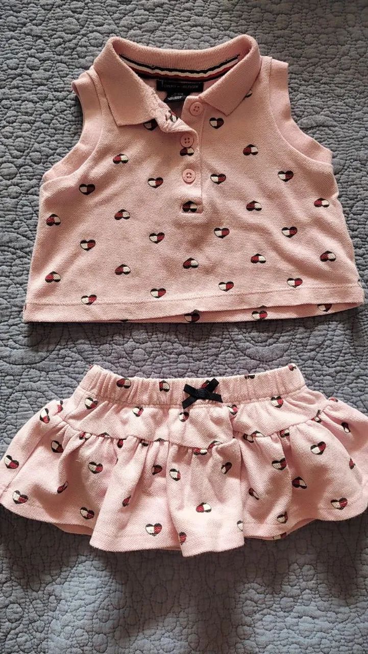 Conjunto Tommy Hilfiger Bebê - Blusa e Saia