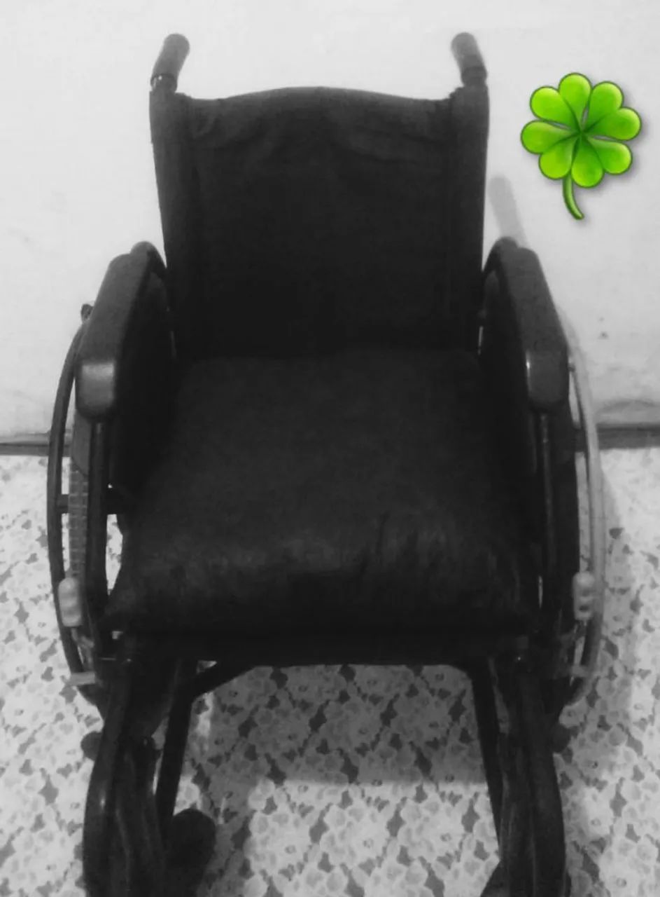 VENDO UMA CADEIRA DE RODAS SUPORTA ATÉ 150 KG LER DESCRIÇÕES TODA  - Foto 2