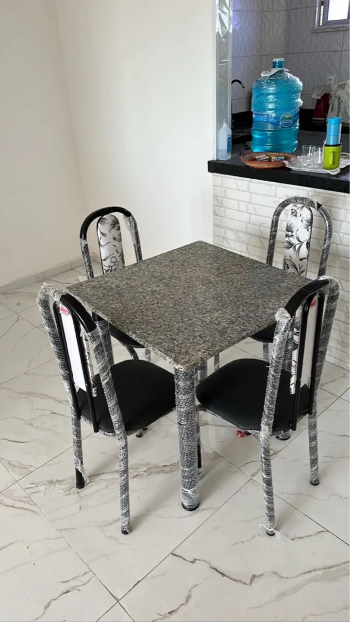 Mesa de jantar 4 cadeiras novas e lacradas disponíveis 