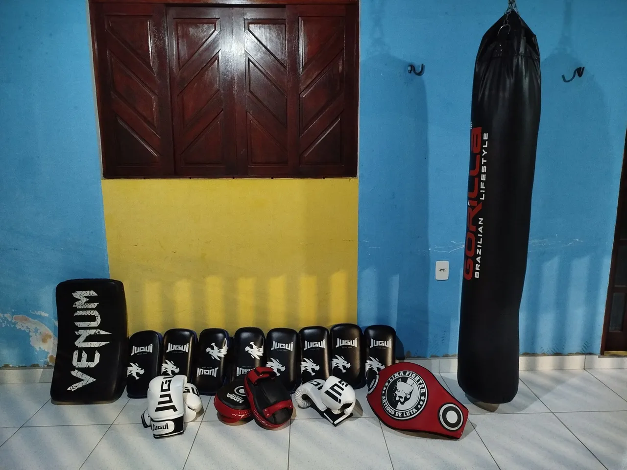 Vendo itens de academia e Artes Marciais