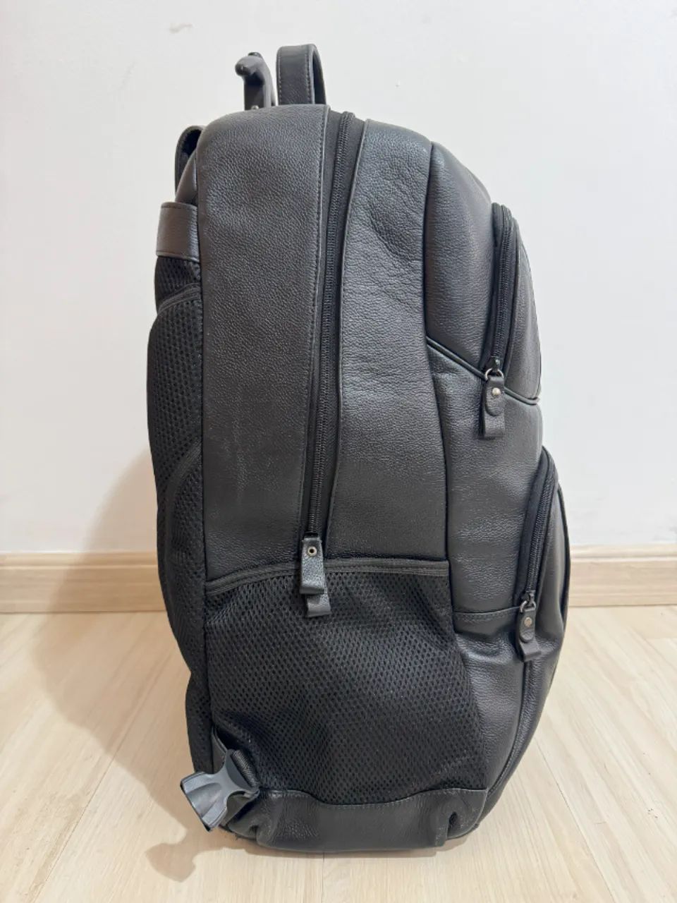 Mochila de Rodinha em Couro - Foto 4
