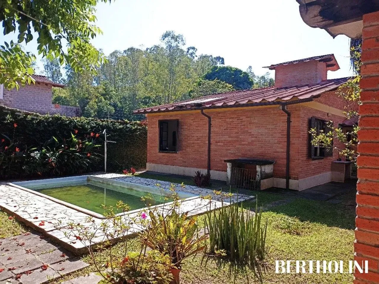 Casa térrea com 3 quartos, sendo 1 suíte, em Condomínio