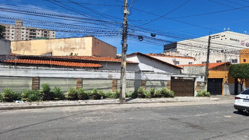 Casa na R. Marcelino Lopes - Ao lado do Via Sul Shopping - Aceitamos Permuta.