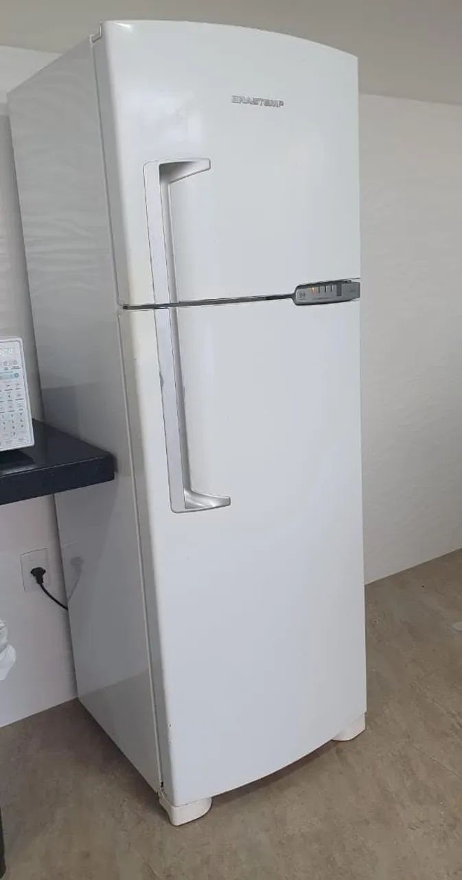 Vendo geladeira com seis meses de uso porque estou me mudando