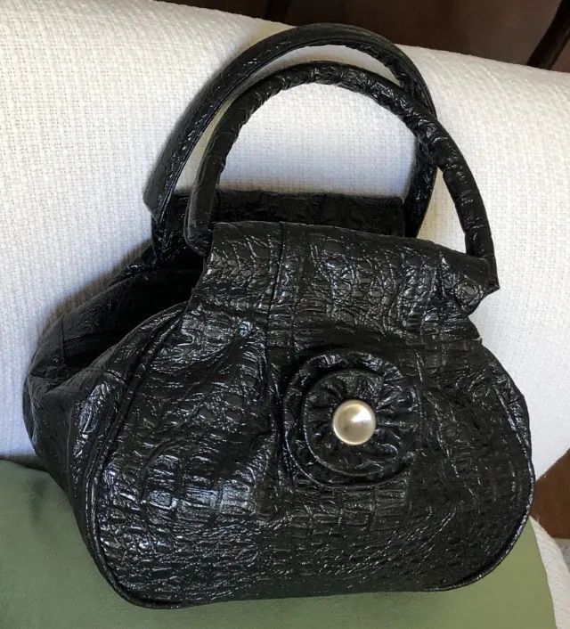 Graciosa bolsa de mão textura crocodilo, preta.