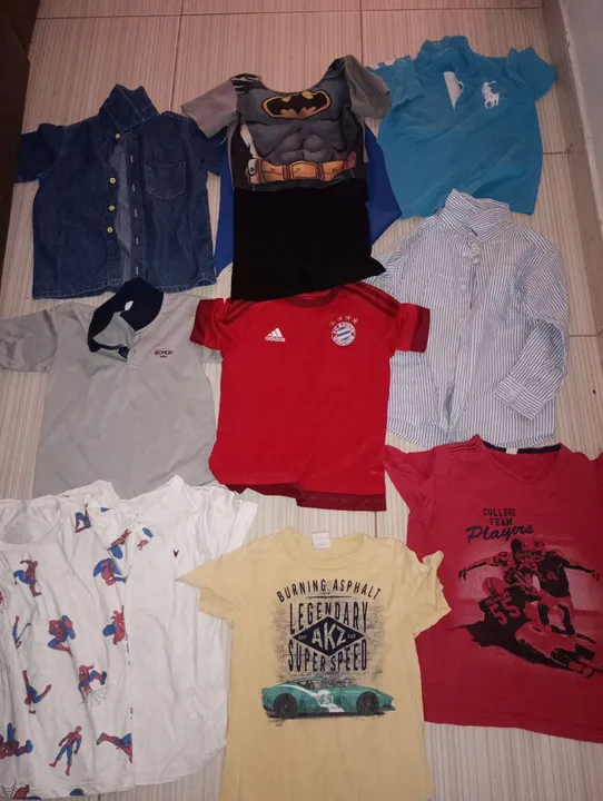 Vendo lote de roupas infantis para menino tamanho 4 5 6 anos com 29 peças