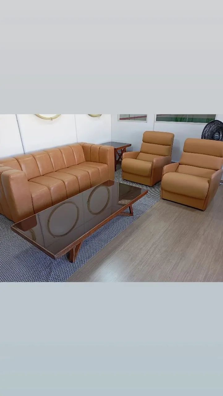 Conjunto de Sofá e Poltronas em Courotorck 