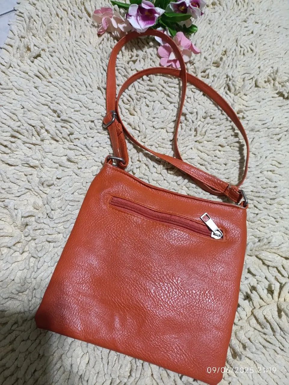 Bolsa de ombro laranja com detalhe floral - Foto 2