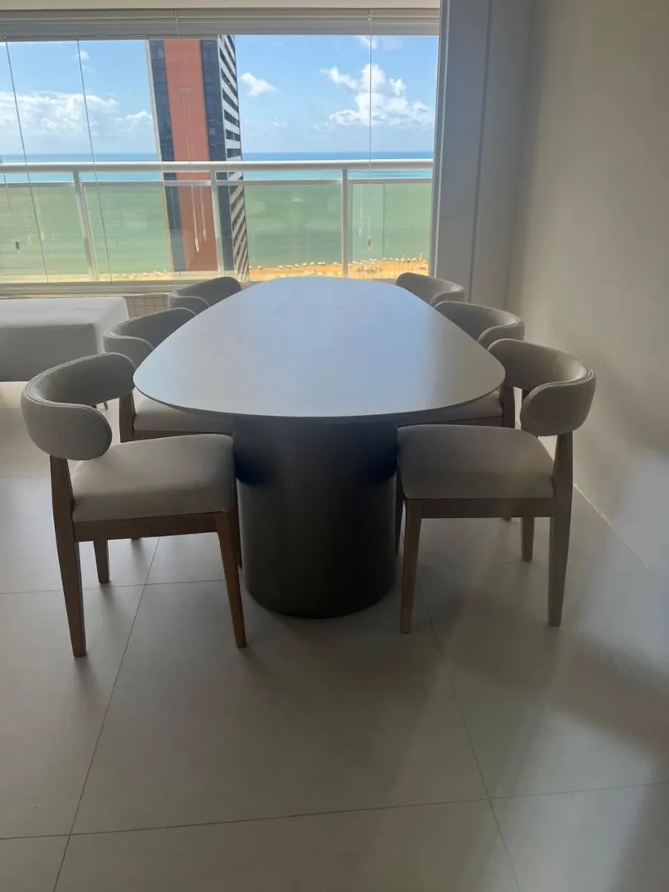 Mesa de Jantar Moderna com Design Elegante