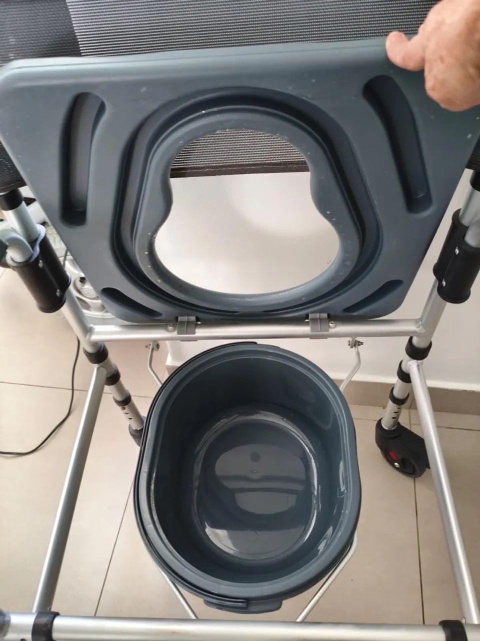 Cadeira higiênica usada somente Banho - Foto 5