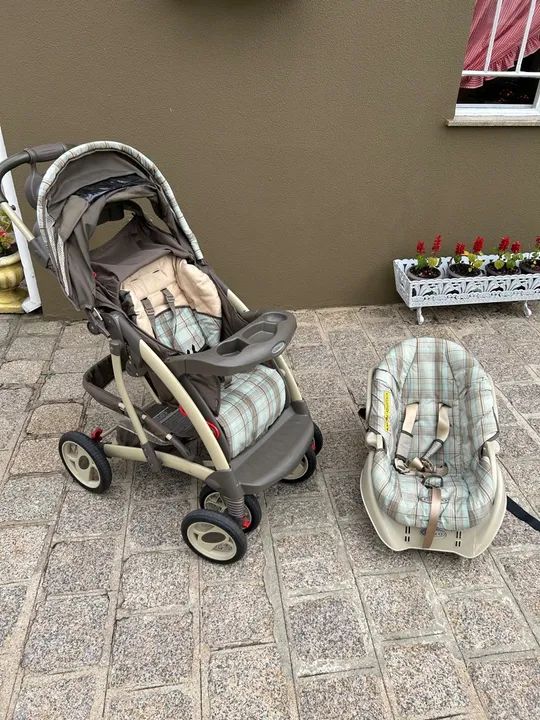 Carrinho de bebê Graco mais bebê conforto e base para carro