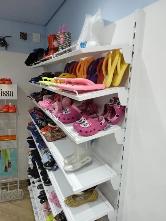 Expositor de sapatos de parede c/ 9 prateleiras em Aço Branco 203 cm x 100 cm x 30 cm - Foto 5