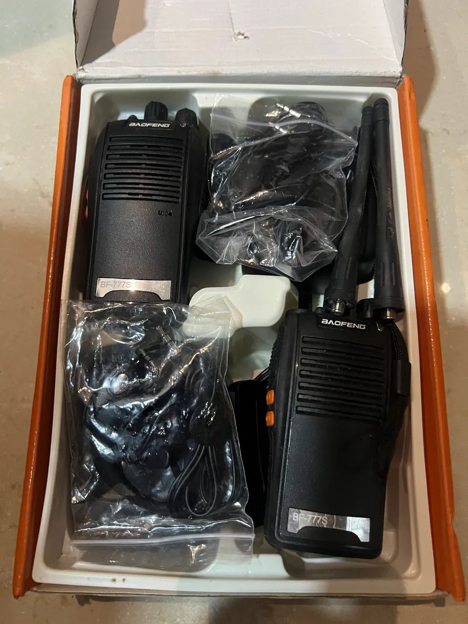 Kit com 2 rádios de comunicação novos 