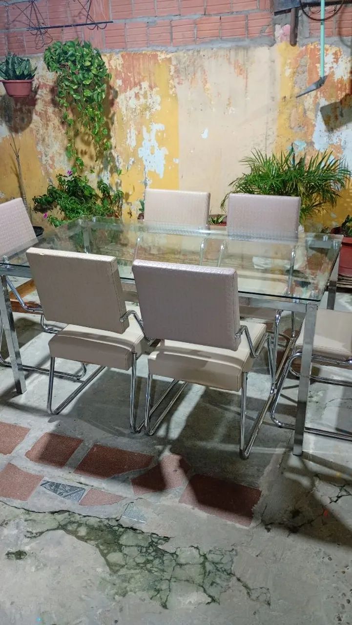 Mesa de jantar de vidro apenas duas poltronas desgastada o resto tudo novo..