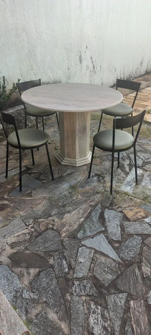 Mesa de mármore com 04 cadeiras  - Foto 2