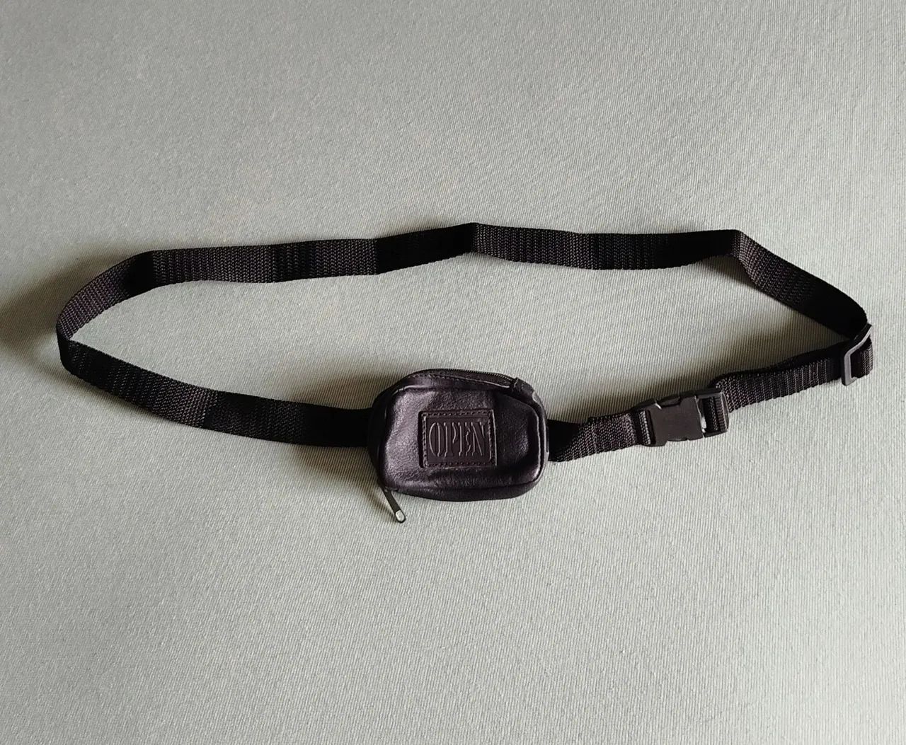 Pochete preta em couro 