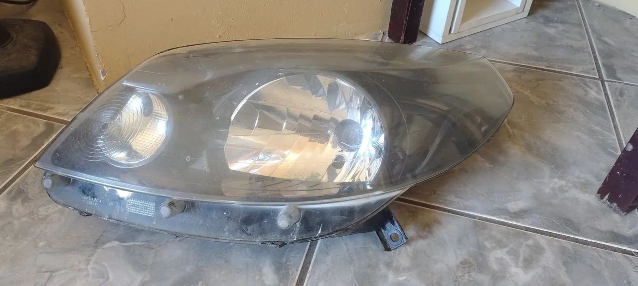 Farol esquerdo Sandero 2014