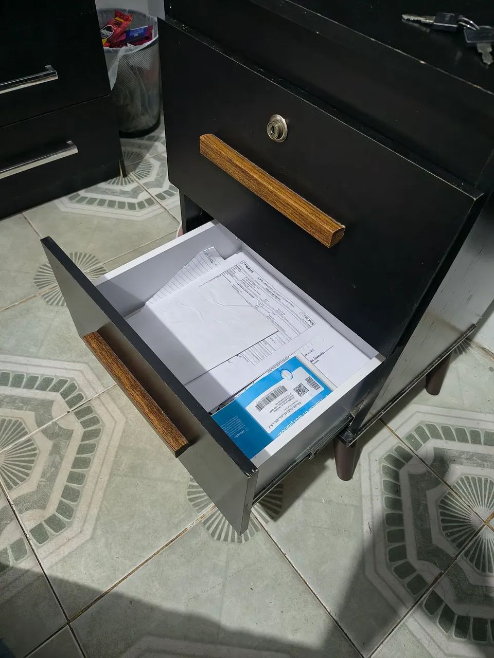 Mesa de cabeceira com chave - Foto 3
