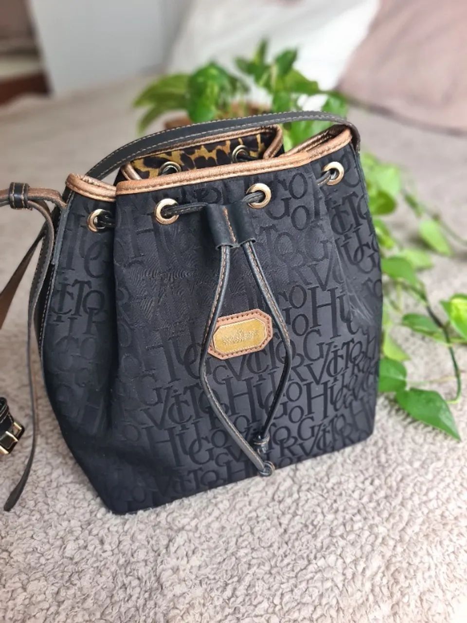 Bolsa Victor Hugo bucket jackie preta - pouco usada