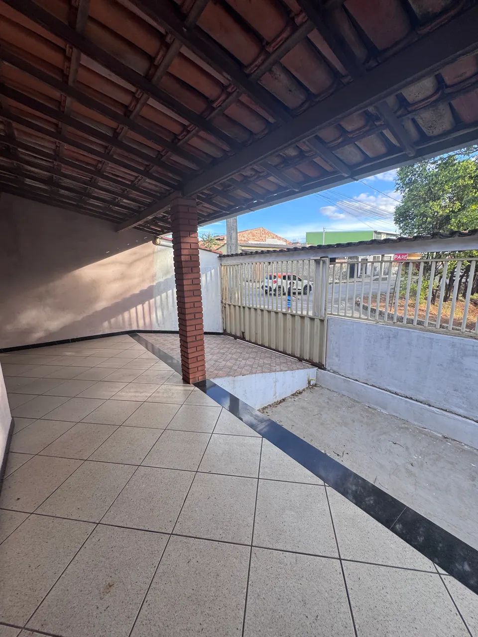 Casa de esquina com área gourmet e sauna