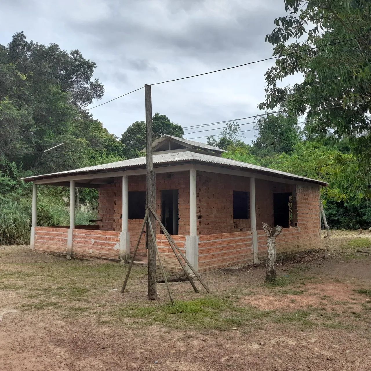 Vendo casa em construção, contendo 2 quartos, cozinha, banheiro,, pátio, e poço Amazonas. 