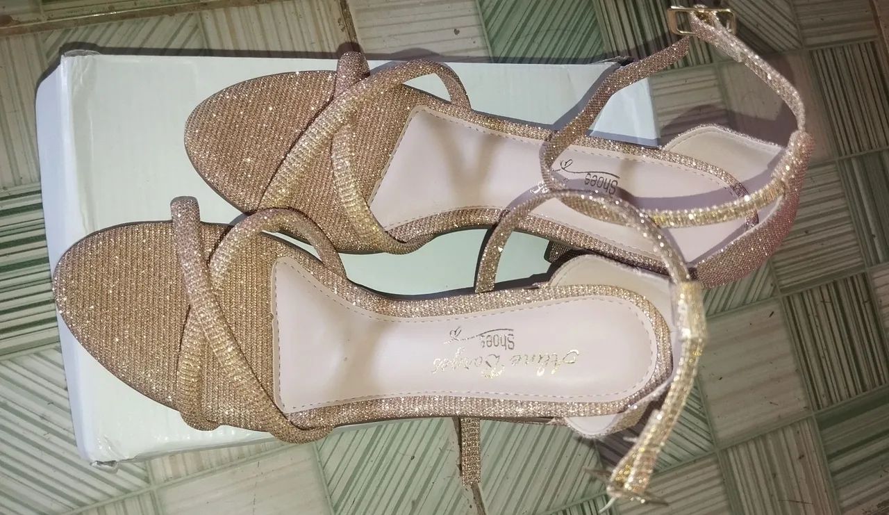 Sandália bege com brilhos - Foto 4