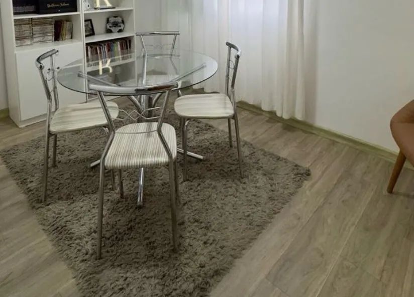 Mesa de Jantar redonda com tampo de vidro e 4 cadeiras