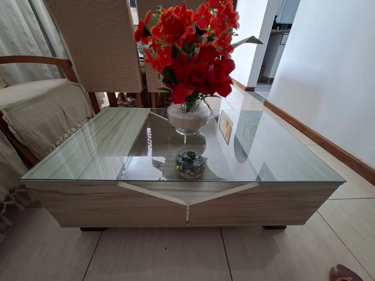 Mesa de centro com tampo de vidro
