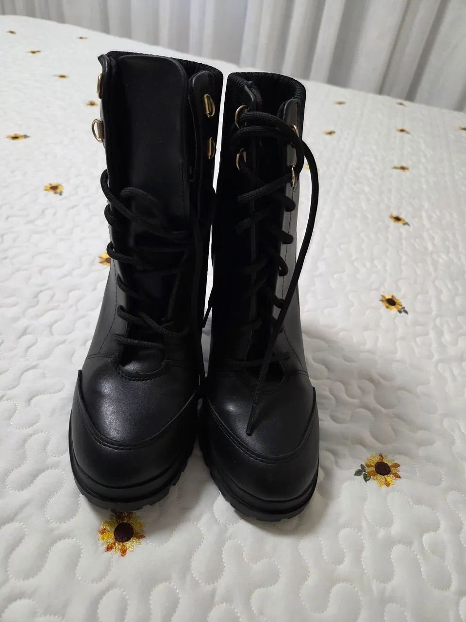 Bota Coturno Vizzano preta sem uso. - Foto 3