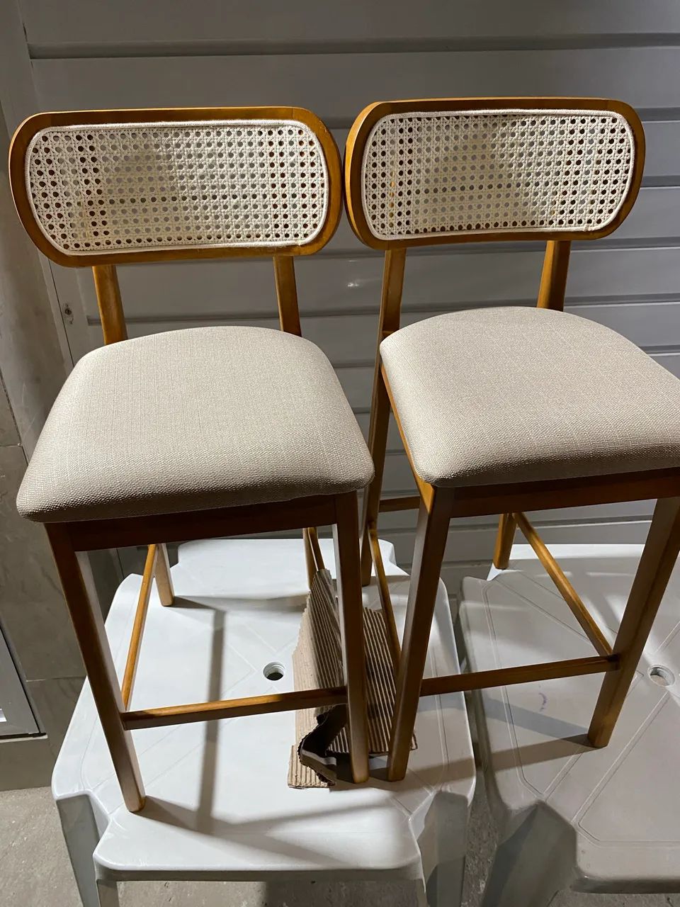 VENDE-SE  2 BANQUETAS  DE MADEIRA MACIÇA ( AINDA NA CAIXA). - Foto 3