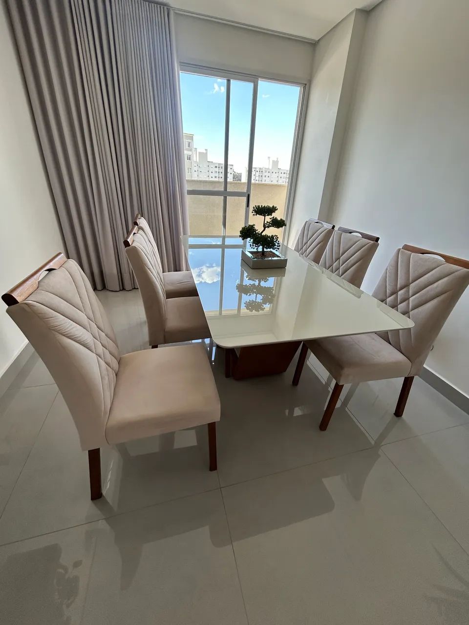 Vendo mesa de jantar com 6 cadeiras - Foto 2