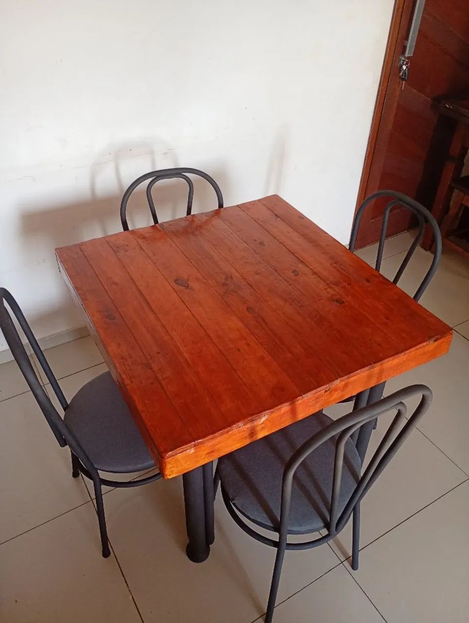 Mesa rústica de madeira com pés de ferro  - Foto 5