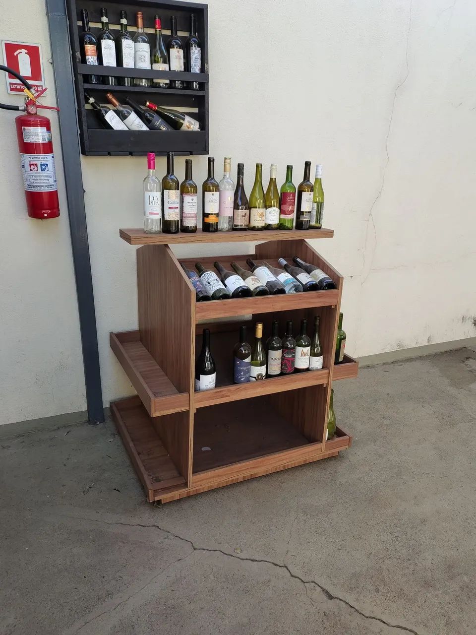 Expositor de vinhos e produtos 