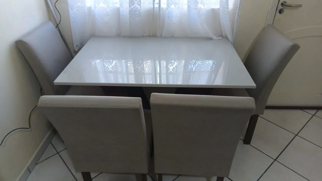 Mesa com 04 cadeiras estofadas ,em.otimk estado - Foto 3