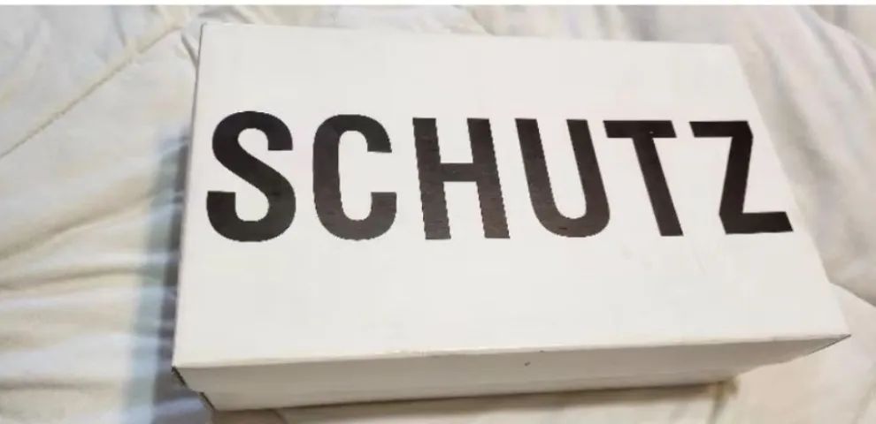 Sandália  schutz - Foto 2