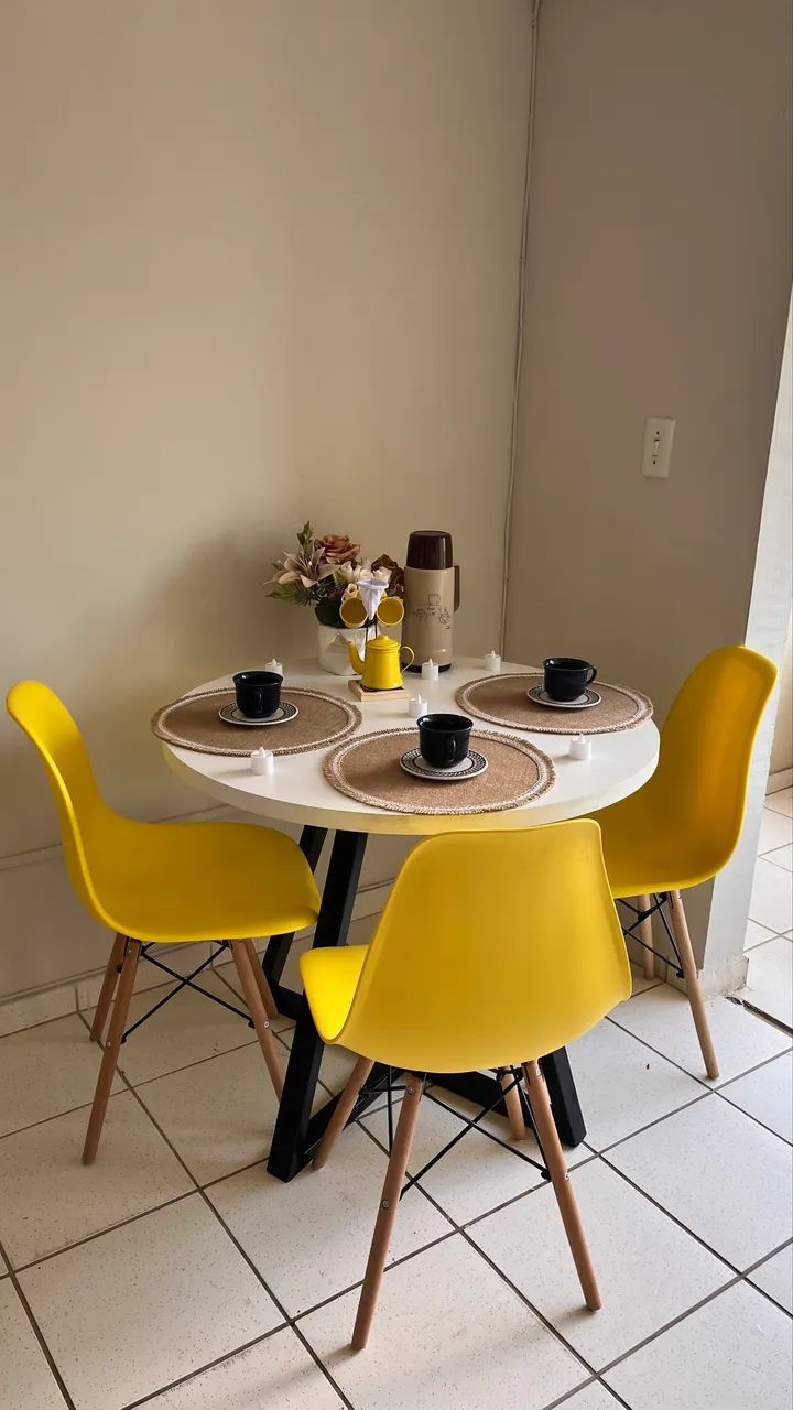 Mesa com 4 cadeiras amarelas 
