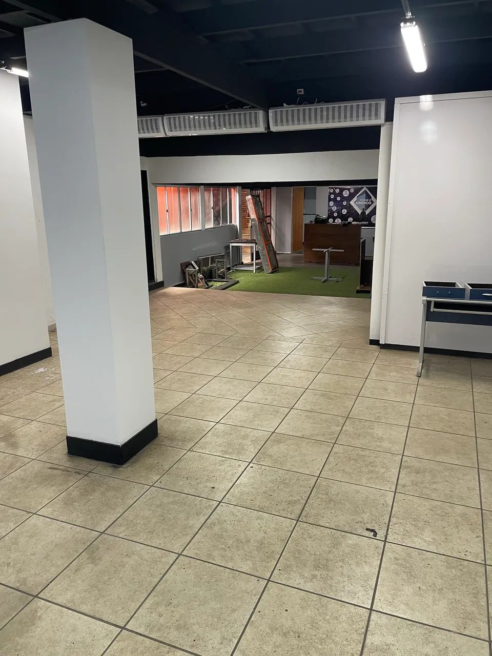 Alugo Escritório com 300 m2, 2 banheiros e copa. Funcionava um comitê político.