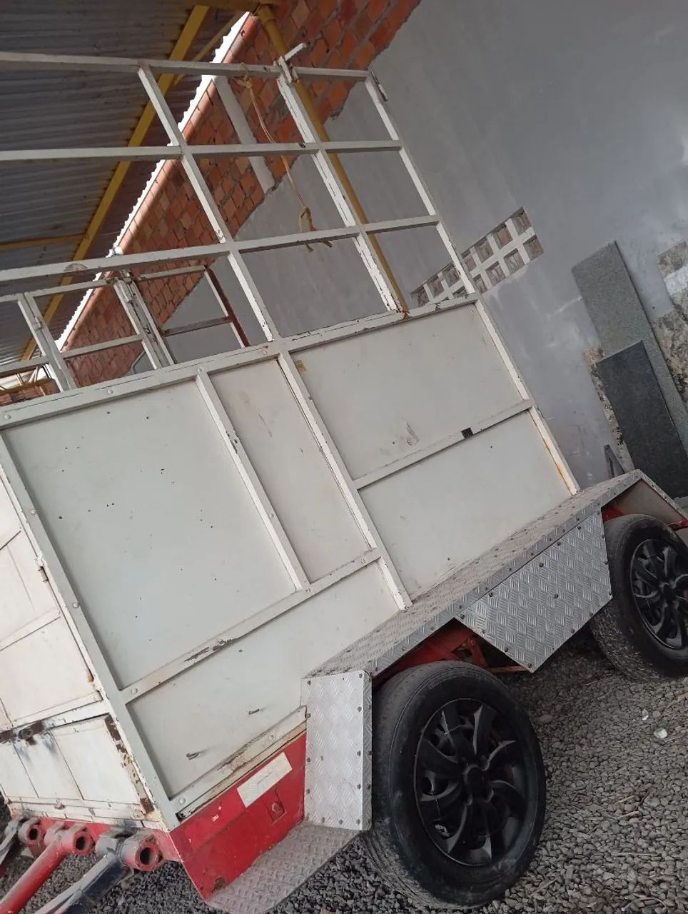 Vende-se carrocinha 2 eixos emplacada  - Foto 2