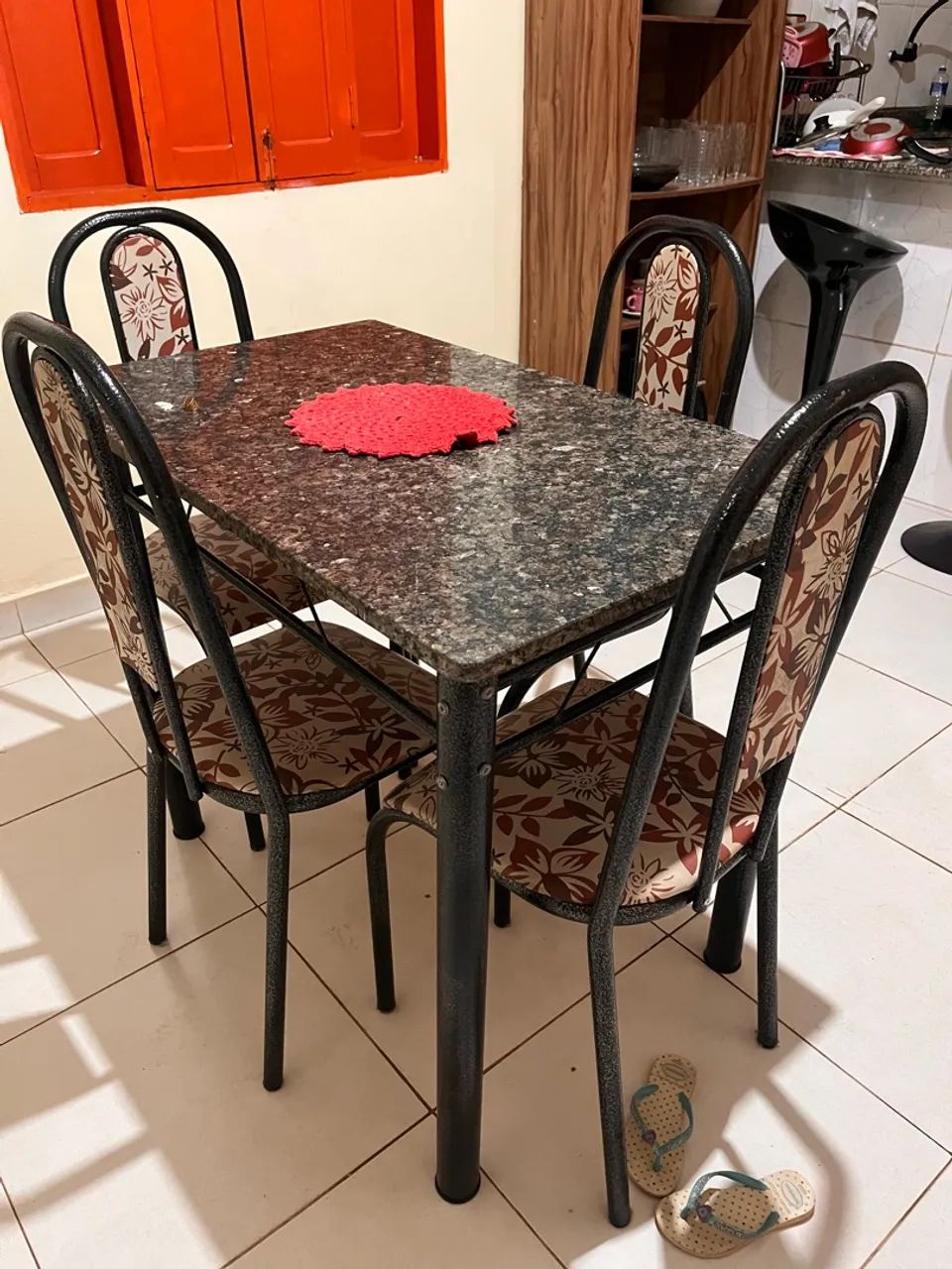 Mesa de Jantar com 4 Cadeira - Seminova