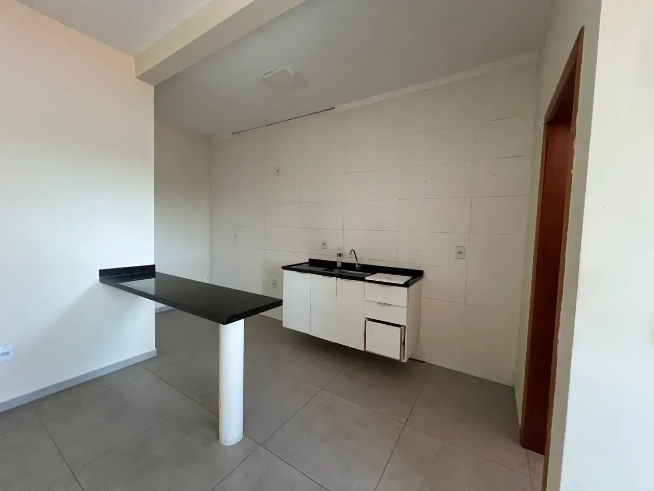 Alugo apartamento no segundo andar com 4 cômodos e 1 vaga - Foto 5