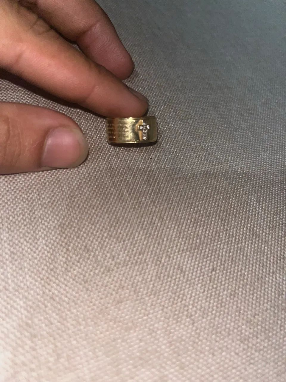 Anel em outro, com pedras de brilhantes e oração do pai nosso. - Foto 2