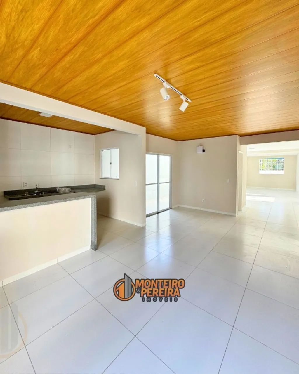 Casa com Quintal Grande e 4 Quartos - Foto 2