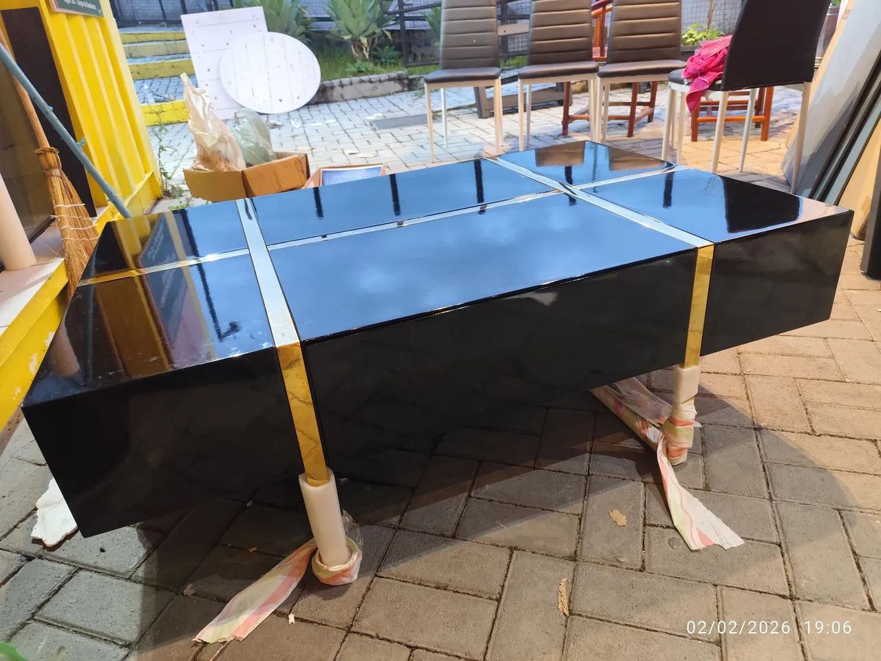 Mesa de centro preta laqueada com gaveta e pés de metal  - Foto 2