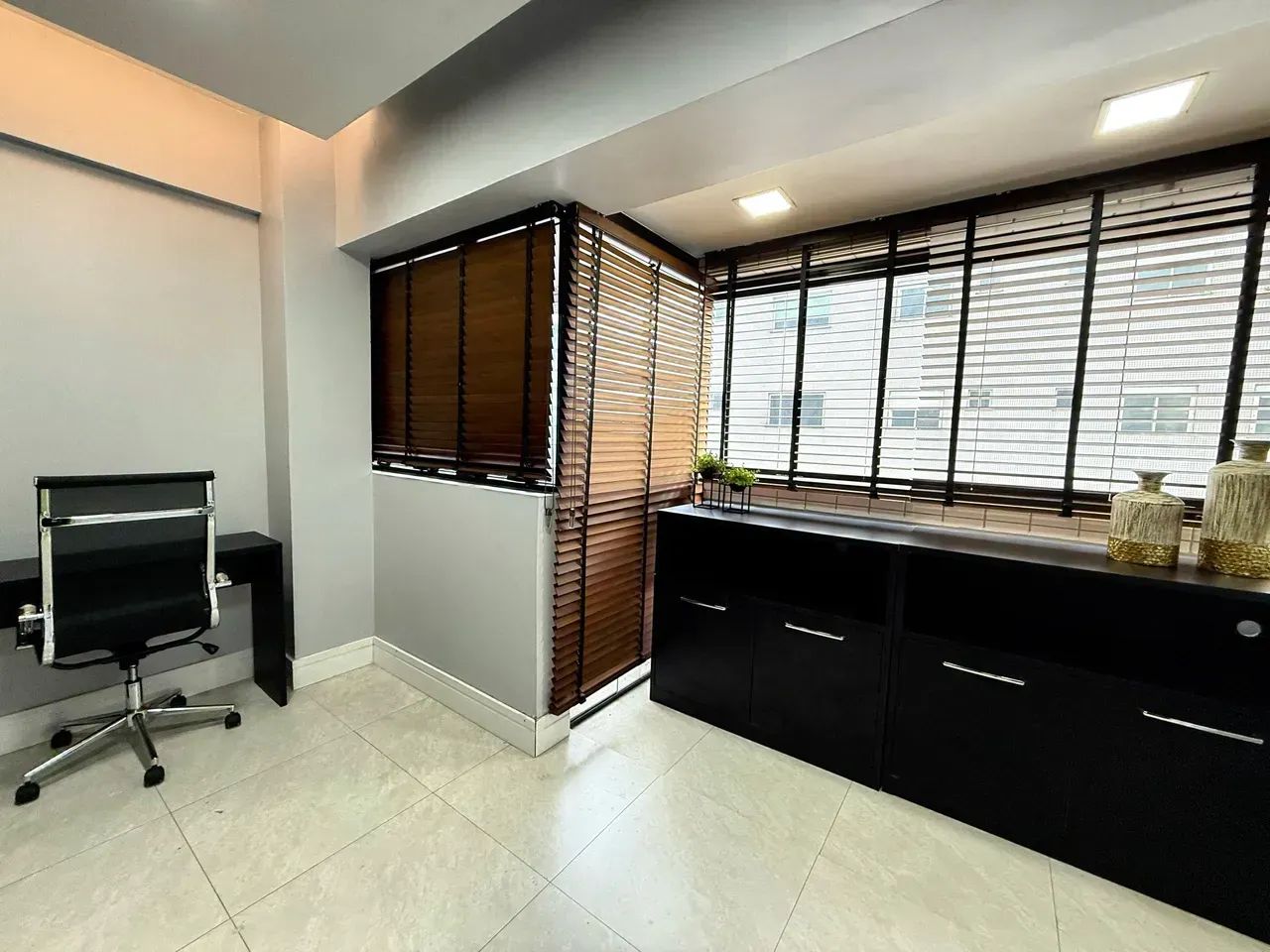 Alugo | Sala Comercial Mobiliada no Infinity Corporate Center, 40m², R$ 5 Mil - Foto 2