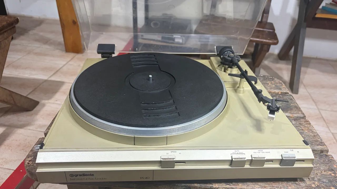 Toca discos Gradiente D40 automático 