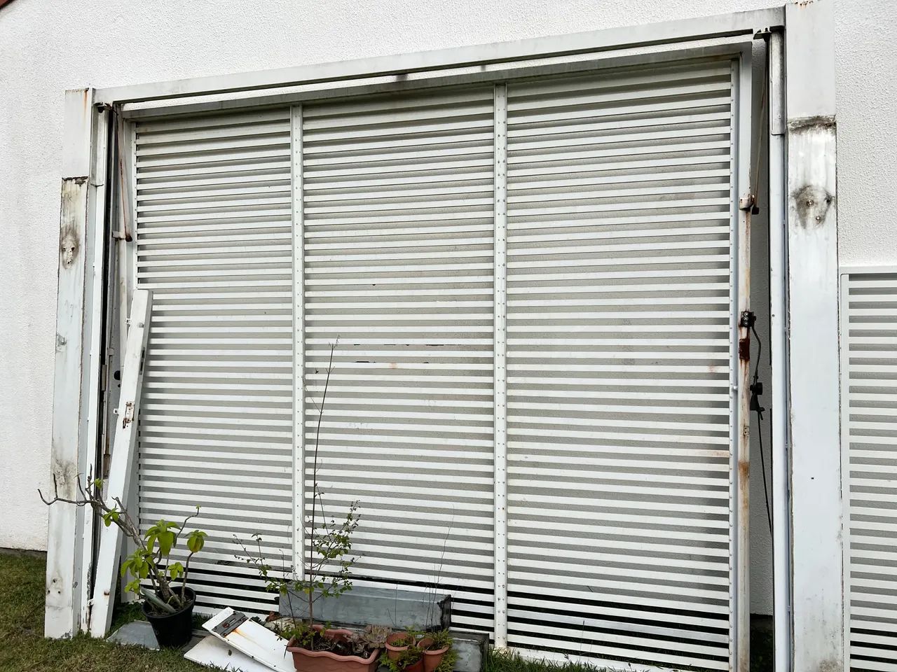 Portão de Alumínio Branco com Porta Social - Foto 4