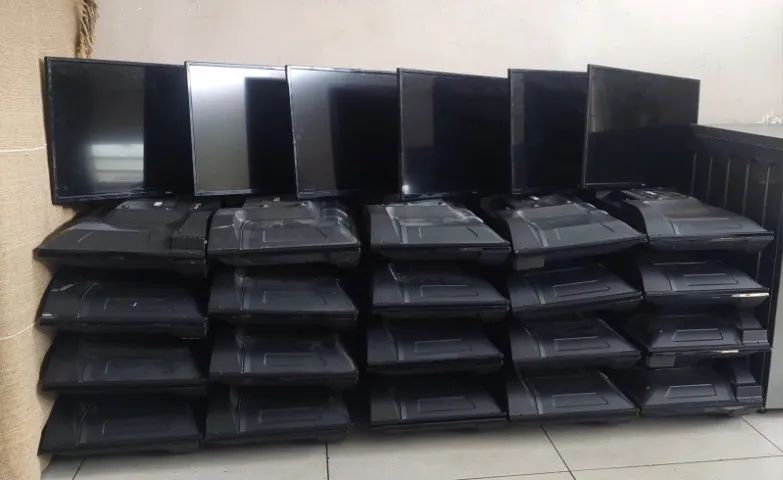 Lote 50 Tvs a maior parte elas ligam mas tela está escura na compra lote sai R$125,00 cada - Foto 4