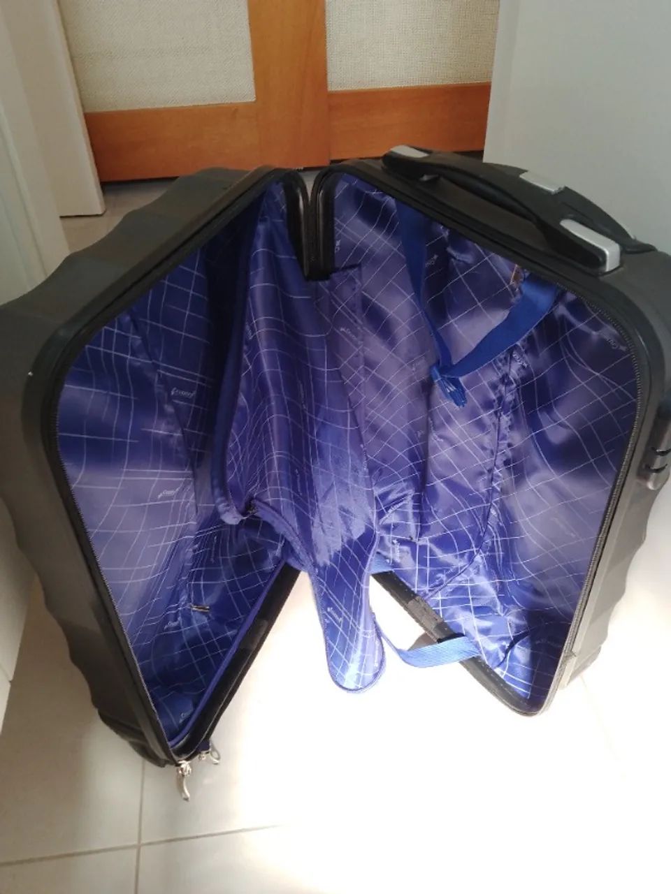 Mala de viagem de 4 rodinhas 360, padrão anaac 10kg, defeito no zíper  - Foto 3