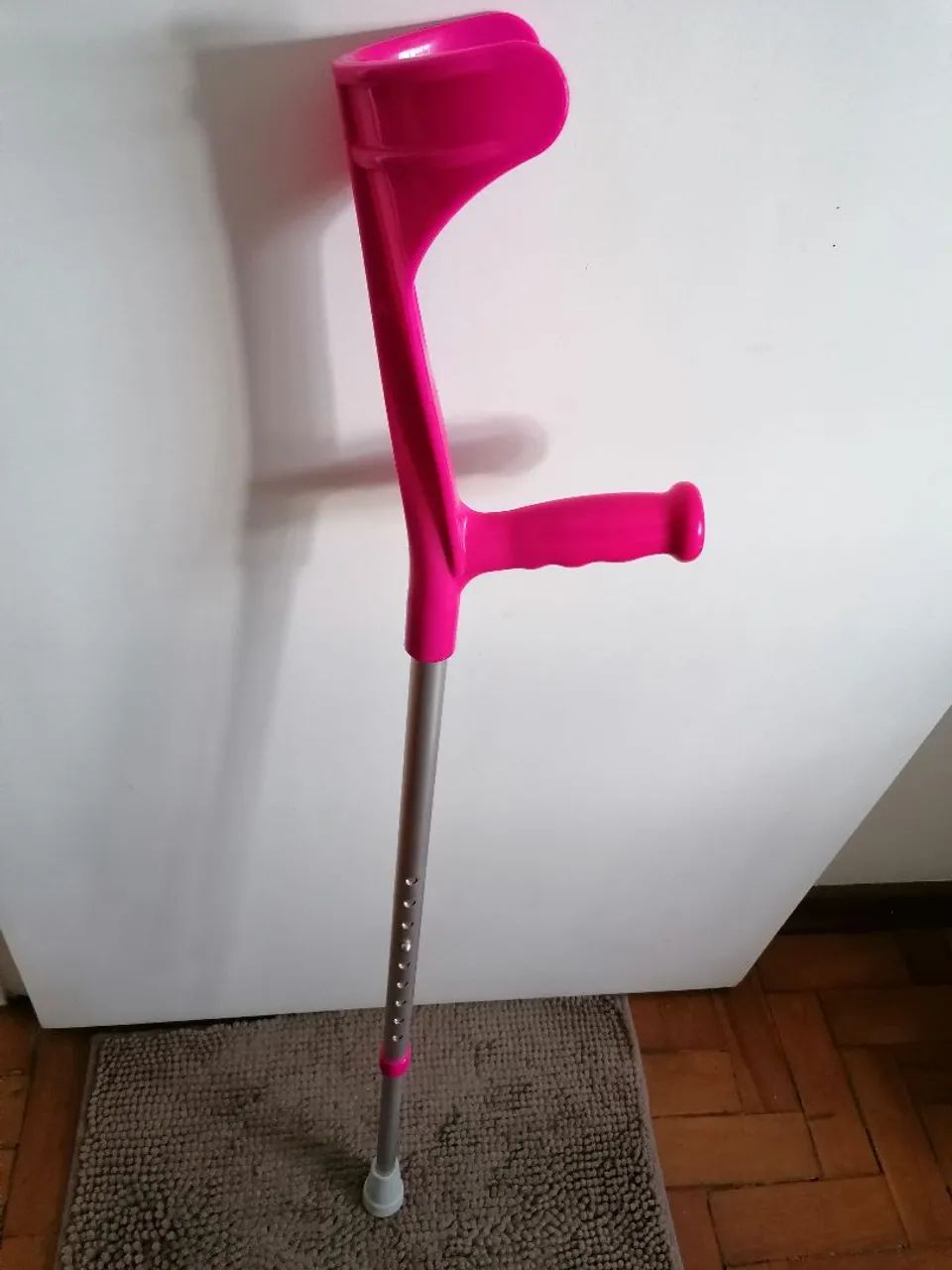 Muleta canadense fixa rosa com estrutura em alumínio resistente e braçadeira ergonômica.